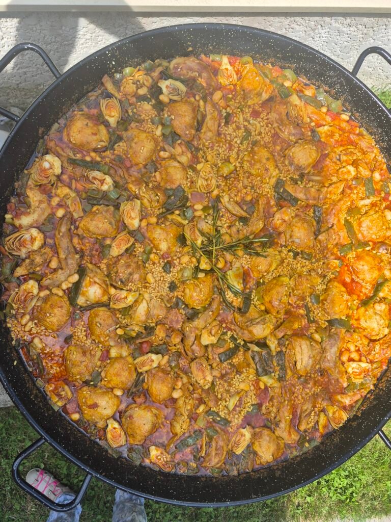Paella géante traditionnelle préparée sur place par L&C Traiteur – La Cuisine Vagabonde a Saint-Priest