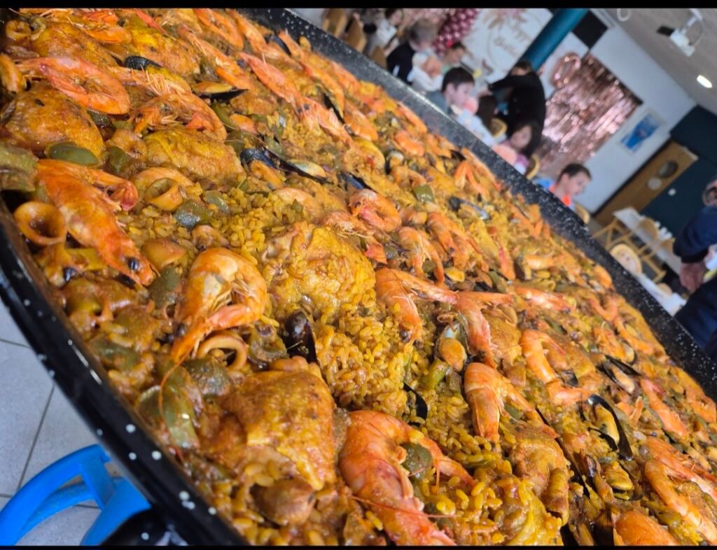 Plat géant et paella maison par L&C Traiteur – La Cuisine Vagabonde, traiteur événementiel en Chassieu .